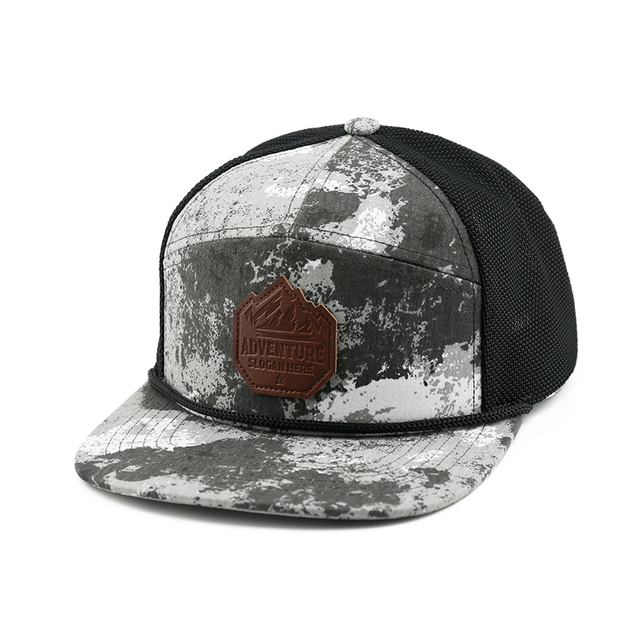 New Designer Style Unisex Snapack Cap Leather Badge Camouflage Style 7 Panel Trucker Hat Mesh Cap